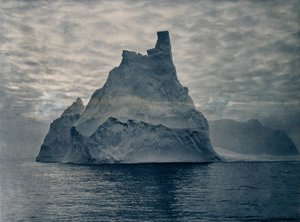 Geen titel (Een getorende ijsberg) door Frank Hurley